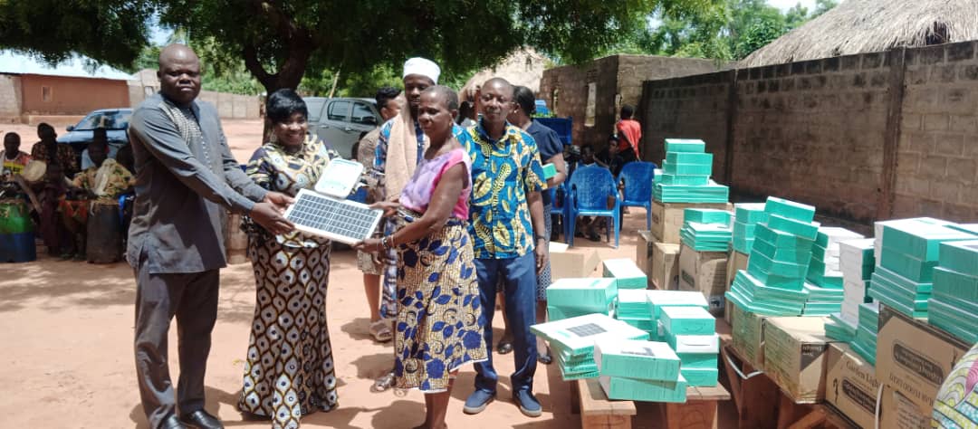 Togo-Grâce au projet Eco village, les femmes de ménage de Folivi Joe avec l’appui de la députée Esther Gabiam bénéficient de Kits Solaires