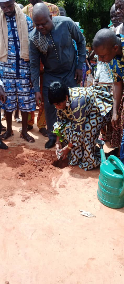 Journée de l’arbre : Esther Ayélé Gabiam et Moïse Amah-Tchoutchoui laissent une empreinte dans le village de Folivi Joe