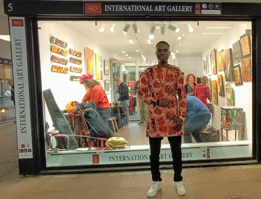 L’artiste Ekouagou prend « sous son aile » à Paris