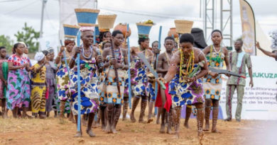 Adzinukuza en sursis (tribune)