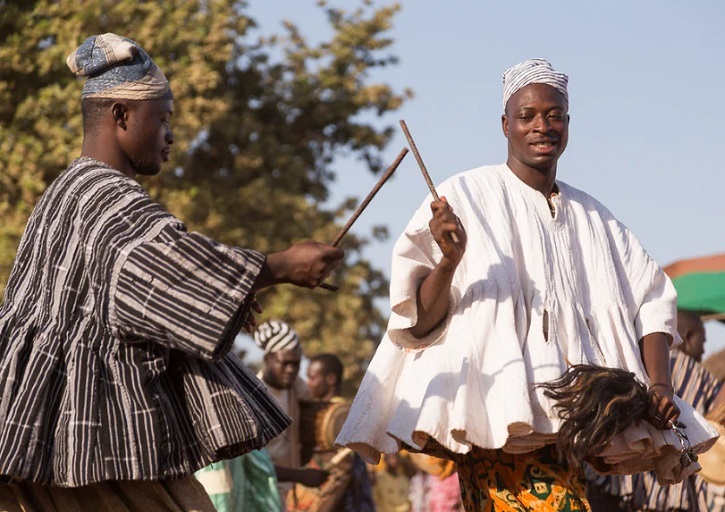 Ghana : le mercredi en Batakari, un tissu qui tisse l’identité nationale