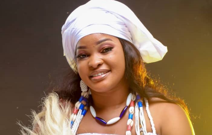 Journaliste et prêtresse : le double destin d’Antonia Dhossa