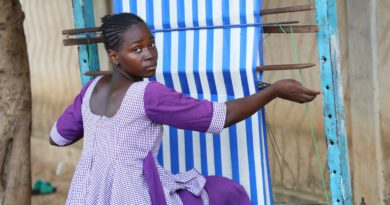Mounira, 17 ans : le fil de l’espoir tissé au Togo